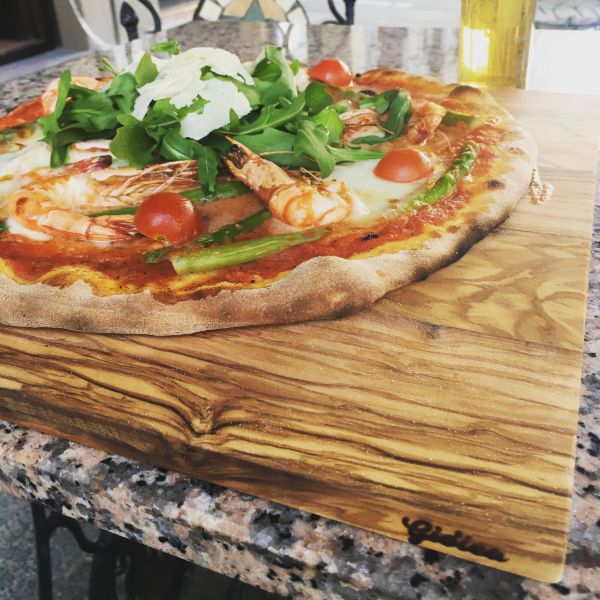 Pizzatime-mit-Giolea-Pizzabrett-aus-Olivenholz